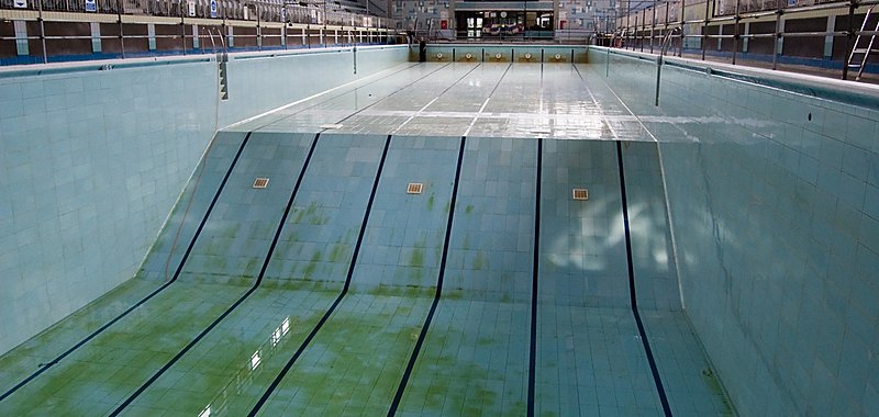 Água da piscina baixando? Veja como identificar vazamentos estruturais